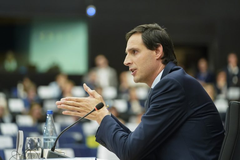 Съветът на ЕС назначи Вопке Хукстра за нов еврокомисар