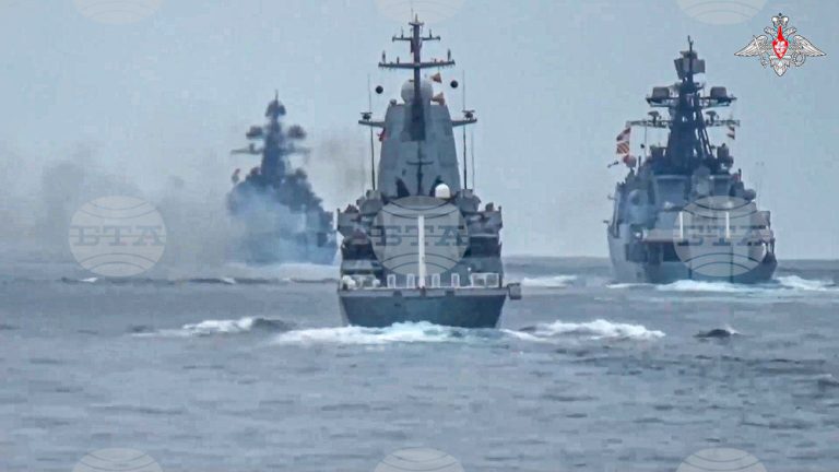 Два кораба на руския Черноморски флот отблъснаха атака на украински безпилотни катери в района на Севастопол