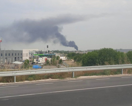 Голям пожар до Рогошко шосе, няма данни за пострадали