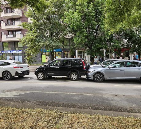 Три коли се нанизаха във верижна катастрофа пред Областната управа