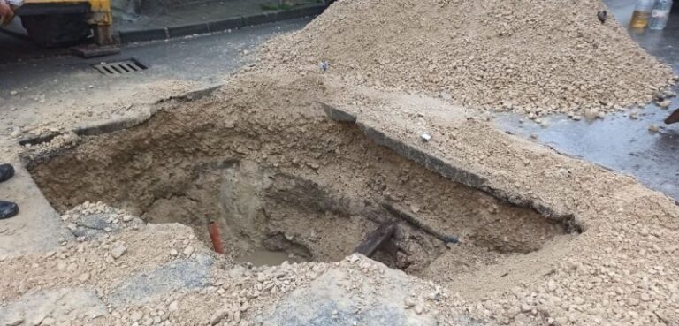 Заради ВиК авария затвориха улица в Пловдив