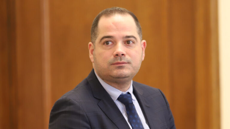 Вътрешният министър Калин Стоянов благодари на МВР за предотвратяване на по-сериозни сблъсъци на пловдивското дерби