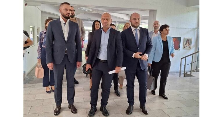 ГЕРБ-СДС регистрира кандидатите за народни представители в Пловдив, втори в листата е кметът Костадин Димитров