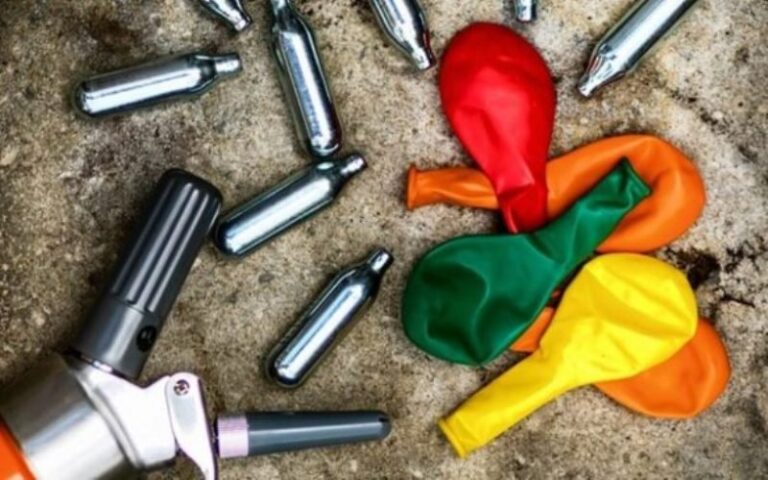 Полицаи откриха безакцизни електронни цигари и райски газ в кола на пловдивчанин