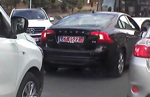 дипломатически автомобил