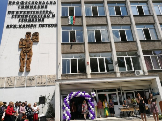Липсата на видима пешеходна пътека в Пловдив поставя ученици в риск