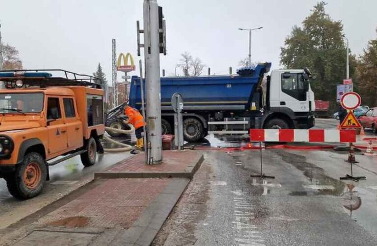 Продължава работата по отстраняването на сериозна авария на ключово кръстовище в Пловдив