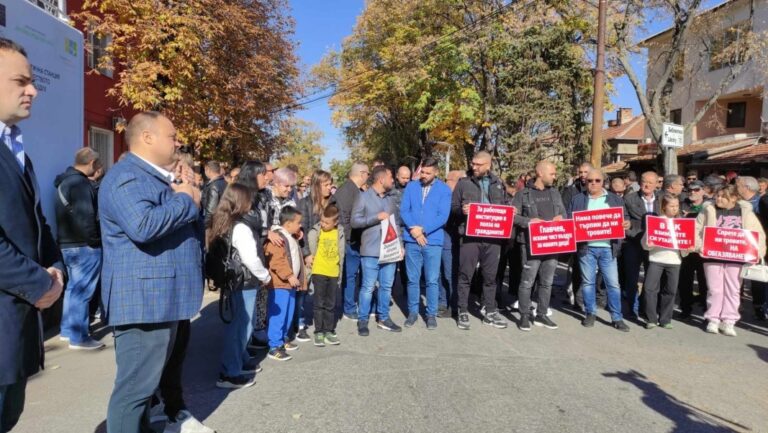 Жителите на Катуница протестират заради обгазяването от тлеещото депо