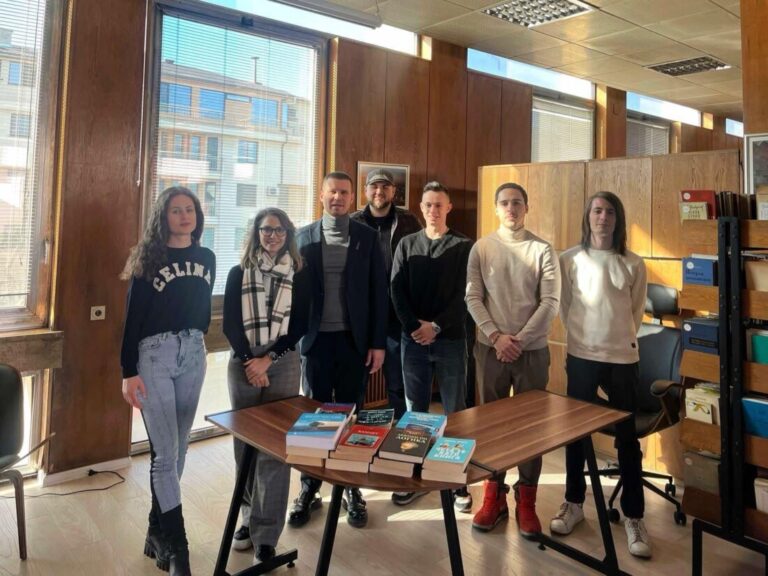Младежката организация на ГЕРБ дари книги на Народна библиотека „Иван Вазов“ в Пловдив