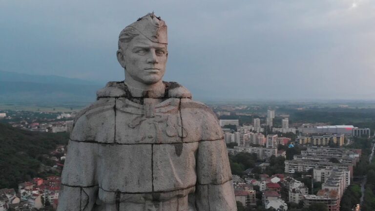 Предложение за нов надпис на паметника „Альоша“ в Пловдив