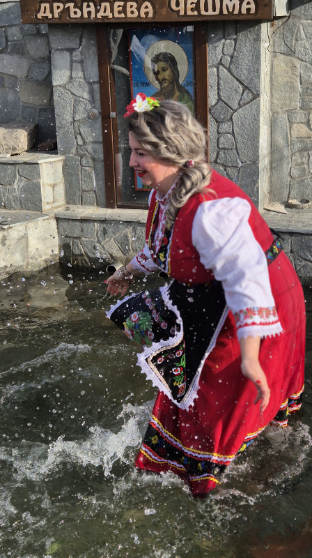 Обичаят „Къпане на булки“ събра именици и гости на Ивановден в Сушица