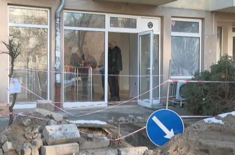 Теч във водопроводната мрежа наводнява кооперация в Пловдив повече от месец