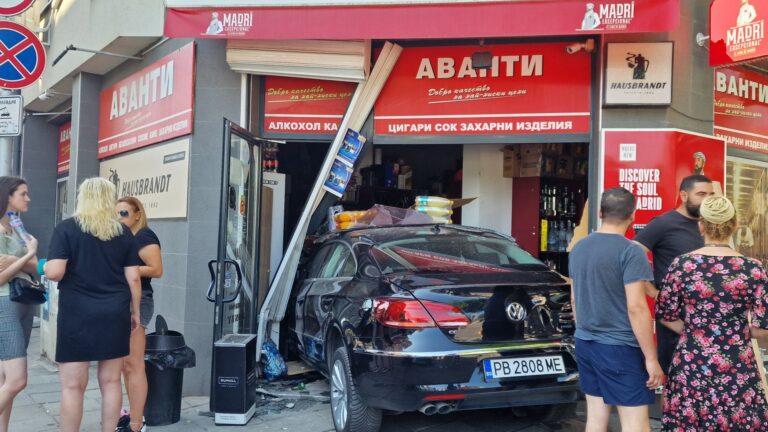 Кола се вряза в магазин в Пловдив след катастрофа