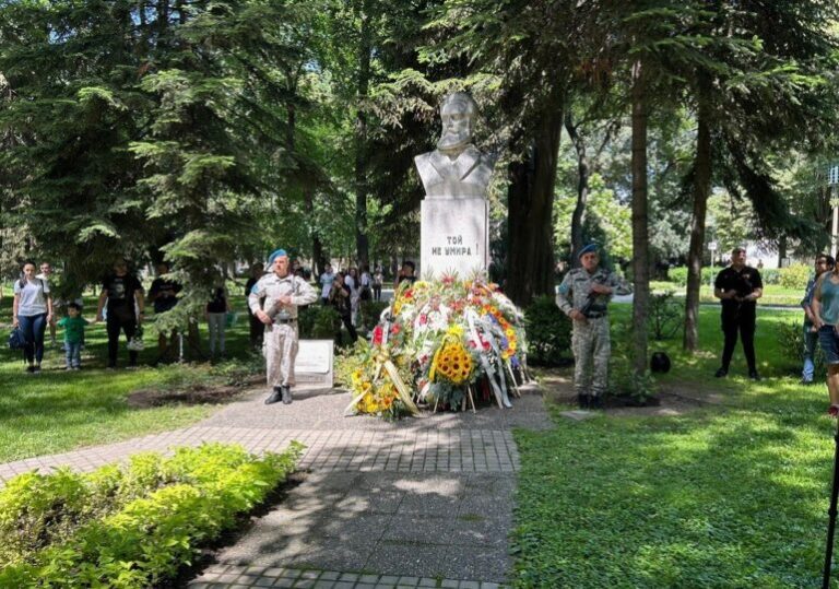 Пловдив почита Христо Ботев с тържествена церемония в Цар Симеоновата градина