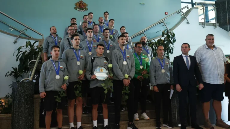 Волейболните национали се прибраха с медали и червен килим