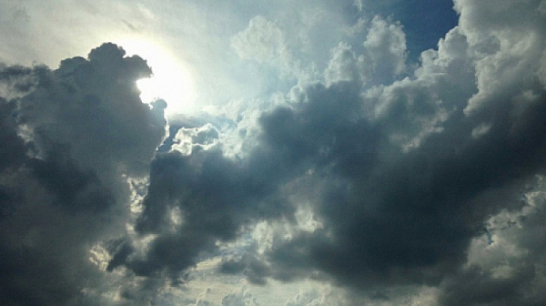 Облачно и по-хладно време с превалявания в югозападните райони