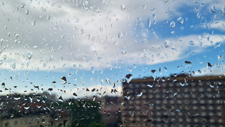 Дъжд, силен вятър и понижение на температурите, но следобед – повече слънце