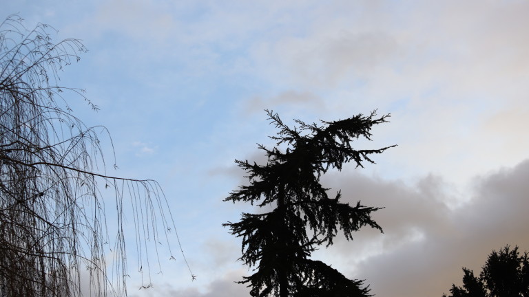 Променлива облачност и ветровито време в страната