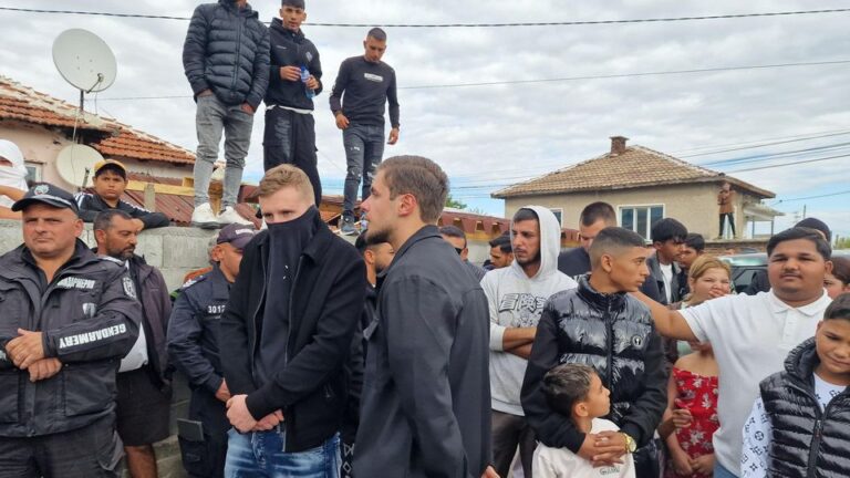Скандал в Огняново: граждани „арестуваха“ трима мъже за купуване на гласове — полицията отрича, напрежението расте