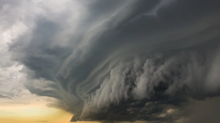 Циклон носи валежи, гръмотевици и силни ветрове над страната