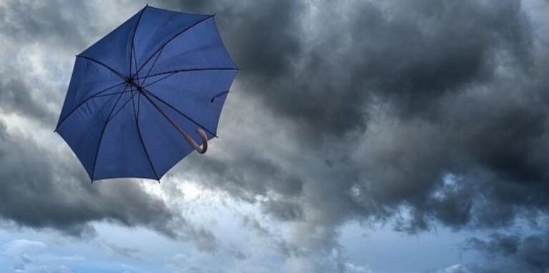 Облаци, валежи и силен южен вятър – динамично време в последния ден преди застудяването