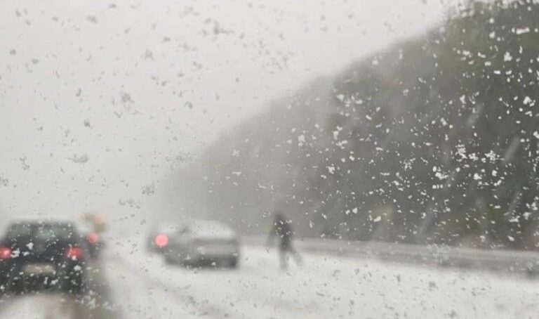 Дъждът обхваща страната, в Северозапада преминава в сняг