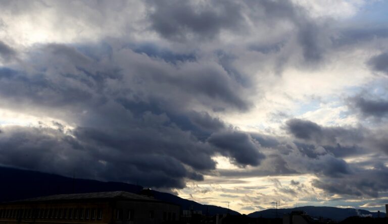 Слънчево над високите части, мъгли в равнините и студено утро