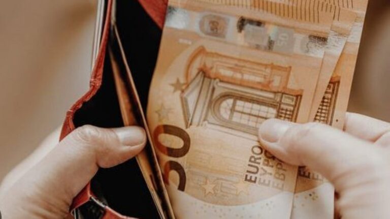 Средната нетна заплата в държавния сектор е с около 260 евро по-висока