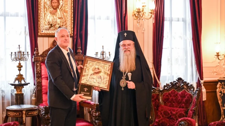 Митрополит Николай подари Библия и икона на областния управител на Пловдив