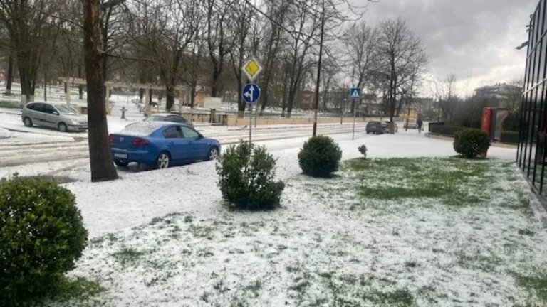Градушка засегна Крумовград, градът побеля за минути