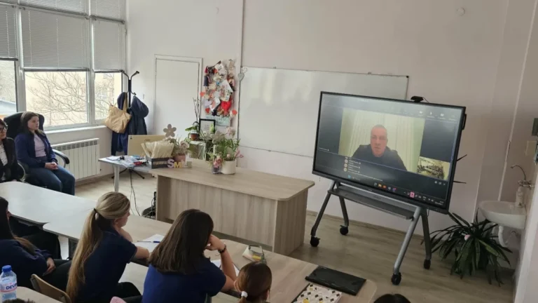 Евродепутат Христо Петров разговаря с ученици от ЕГ „Бертолт Брехт“ в Пазарджик