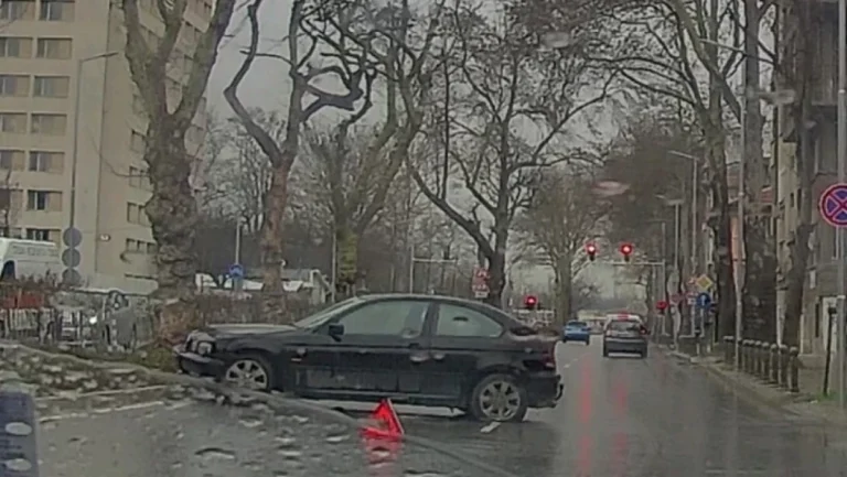 Самокатастрофа на БМВ затрудни движението на ул. Царевец