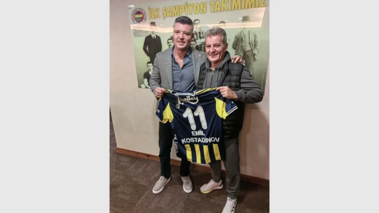 Фенербахче почете Емил Костадинов по време на визита в Истанбул