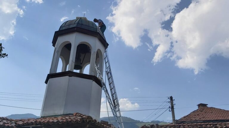 Жители на Клисура възстановиха параклис-костница и останки от църквата
