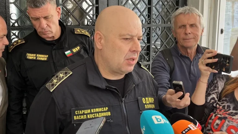 Проверка след изземване на компютър с 1066 снимки на лични карти в Пловдив