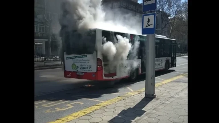 Автобус пламна до Ректората на ПУ „Паисий Хилендарски“ в Пловдив