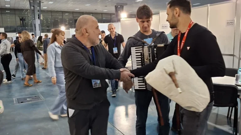 Гайда и хоро в палата 3 на Панаира при началото на изборната нощ