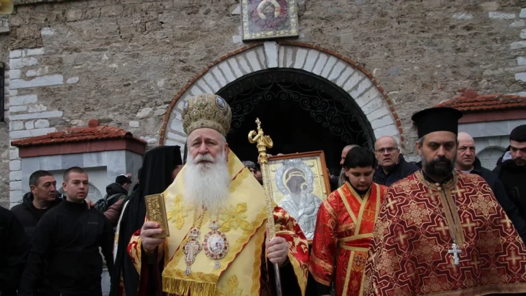 Чудотворната икона на Богородица бе изнесена към местността Клувията