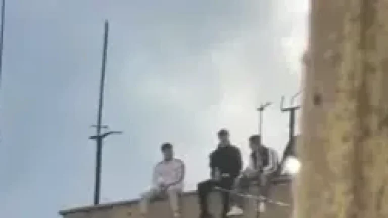 Младежи на ръба на 21-етажен блок в София, заснето видео