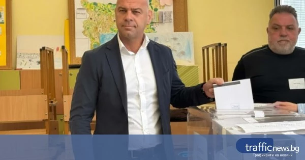 Кметът Костадин Димитров гласува в район „Тракия“
