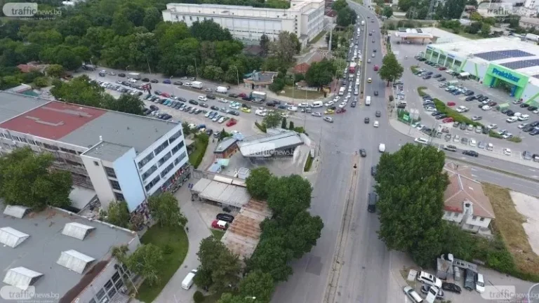 Спешен ремонт затваря западното платно на Кукленско шосе, променят автобусни маршрути
