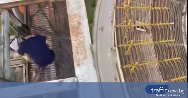 Двама мъже се покатериха на осветление на стадион „Пловдив“