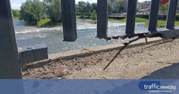 Пребоядисаха парапет на моста при Водната палата