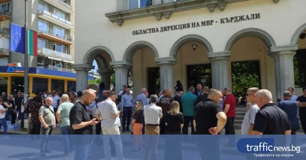 Десетки пред ОДМВР‑Кърджали в подкрепа на задържания кмет