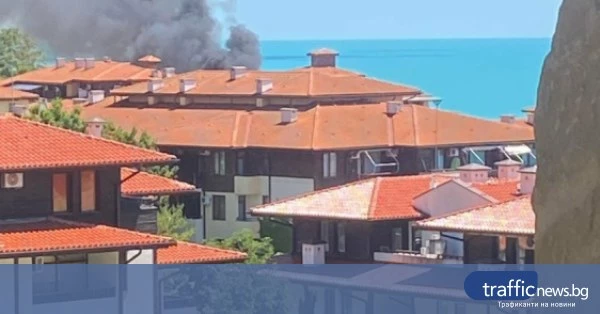 Голям пожар избухна край хотелски комплекс в Свети Влас