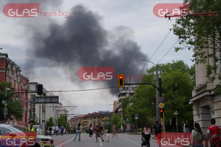 Голям пожар в изоставен склад в София