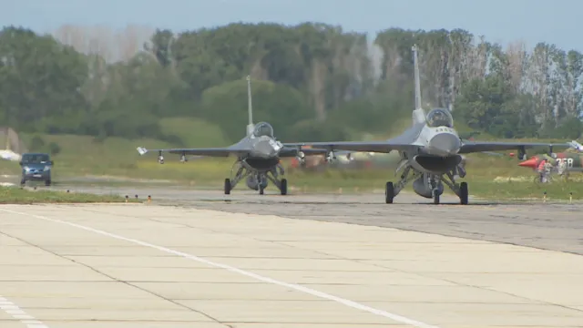 Първи полети на F-16 Block 70 над София за Деня на храбростта