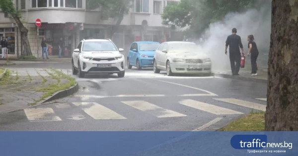 Кола се запали до Второ районно управление в Пловдив