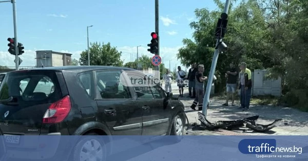 Кола се заби в стълб на бул. „Марица“ в Пловдив