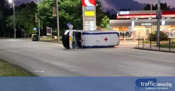 Линейка се обърна след удар на кръстовище в Пловдив, има пострадали